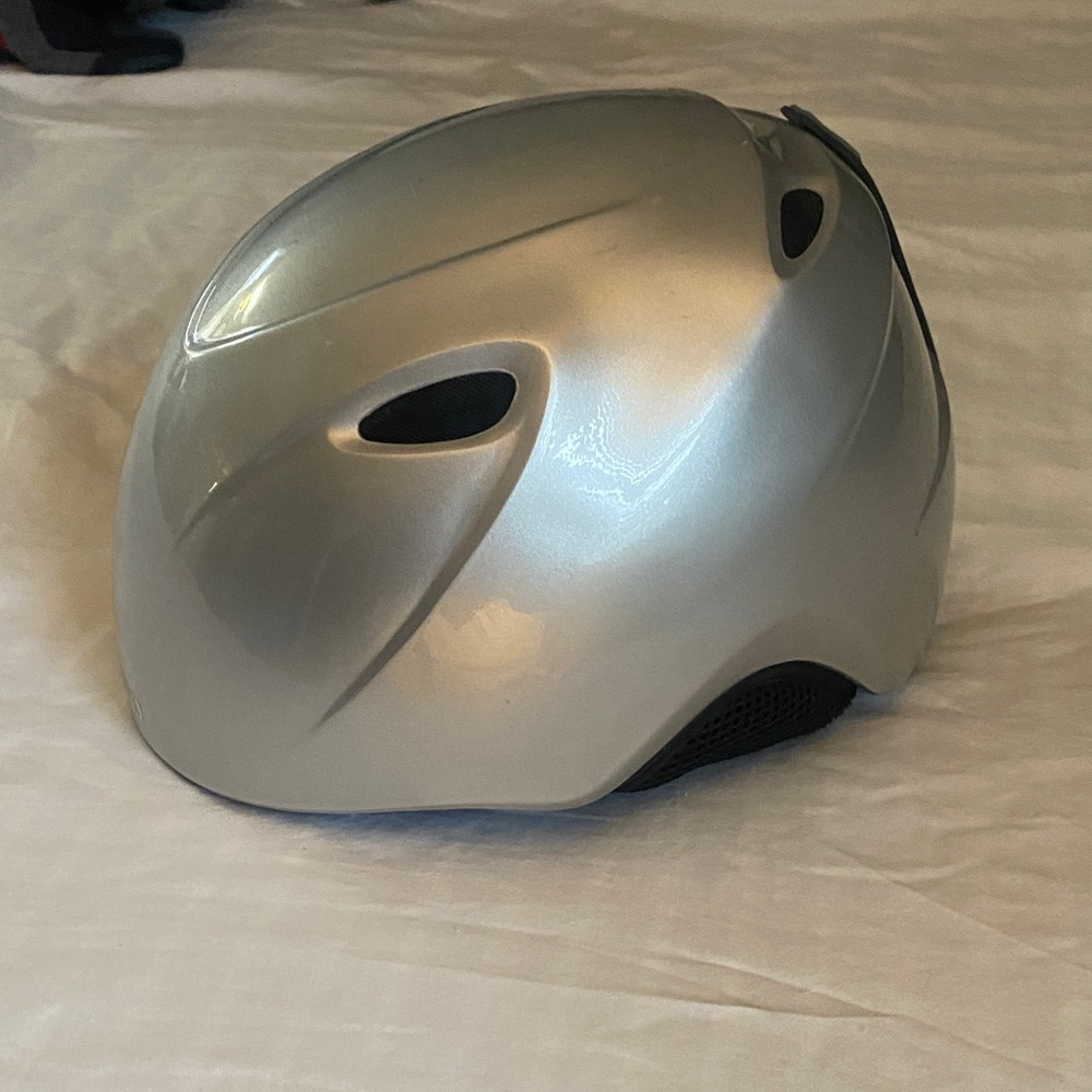 Giro youth ski/snowboarding Helmet. Silver XS/S